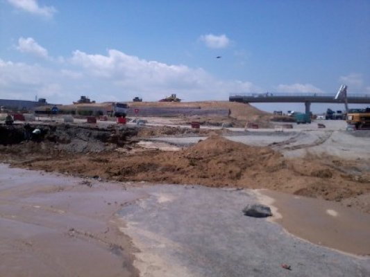Magistrala de apă care alimentează Năvodariul, spartă din nou de firma care lucrează la autostradă
